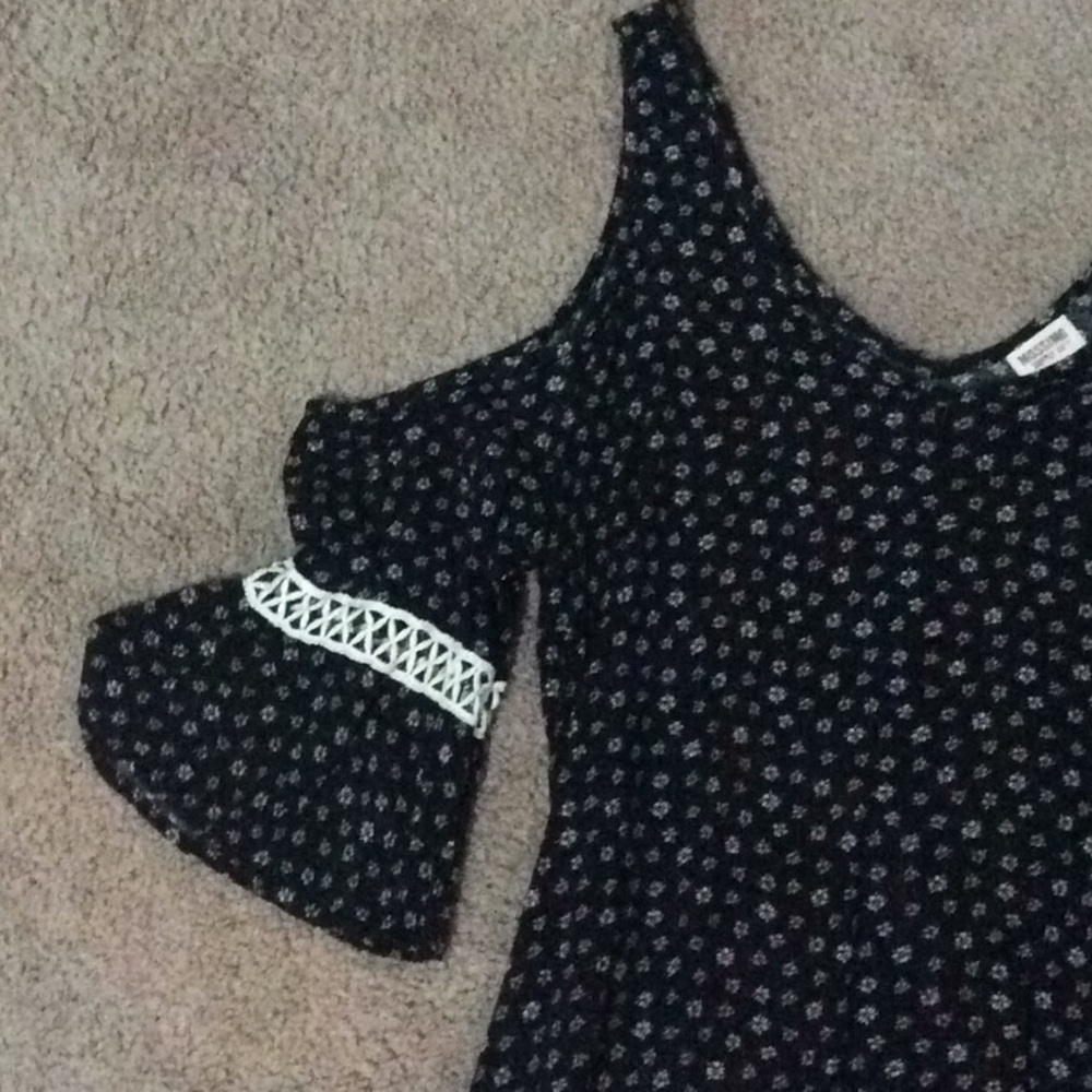 MOSSIMOS COLD SHOULDER TOP! - Picture 6 of 7